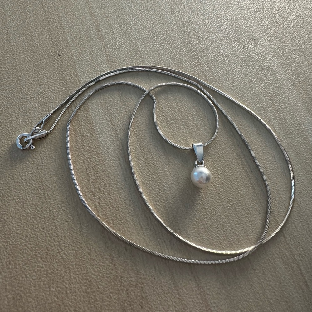 *๐ FREE WITH PURCHASE* Pearl pendant silver chain necklace - Picture 1 of 15
